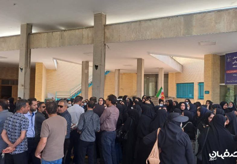 گروهی از کارکنان محیطی مراکز بهداشت شهرستان اصفهان، با تجمع و ارائه درخواستی خطاب به استاندار، خواستار پیگیری مطالبات خود از جمله تعطیلی یا دورکاری روز پنجشنبه شدند.